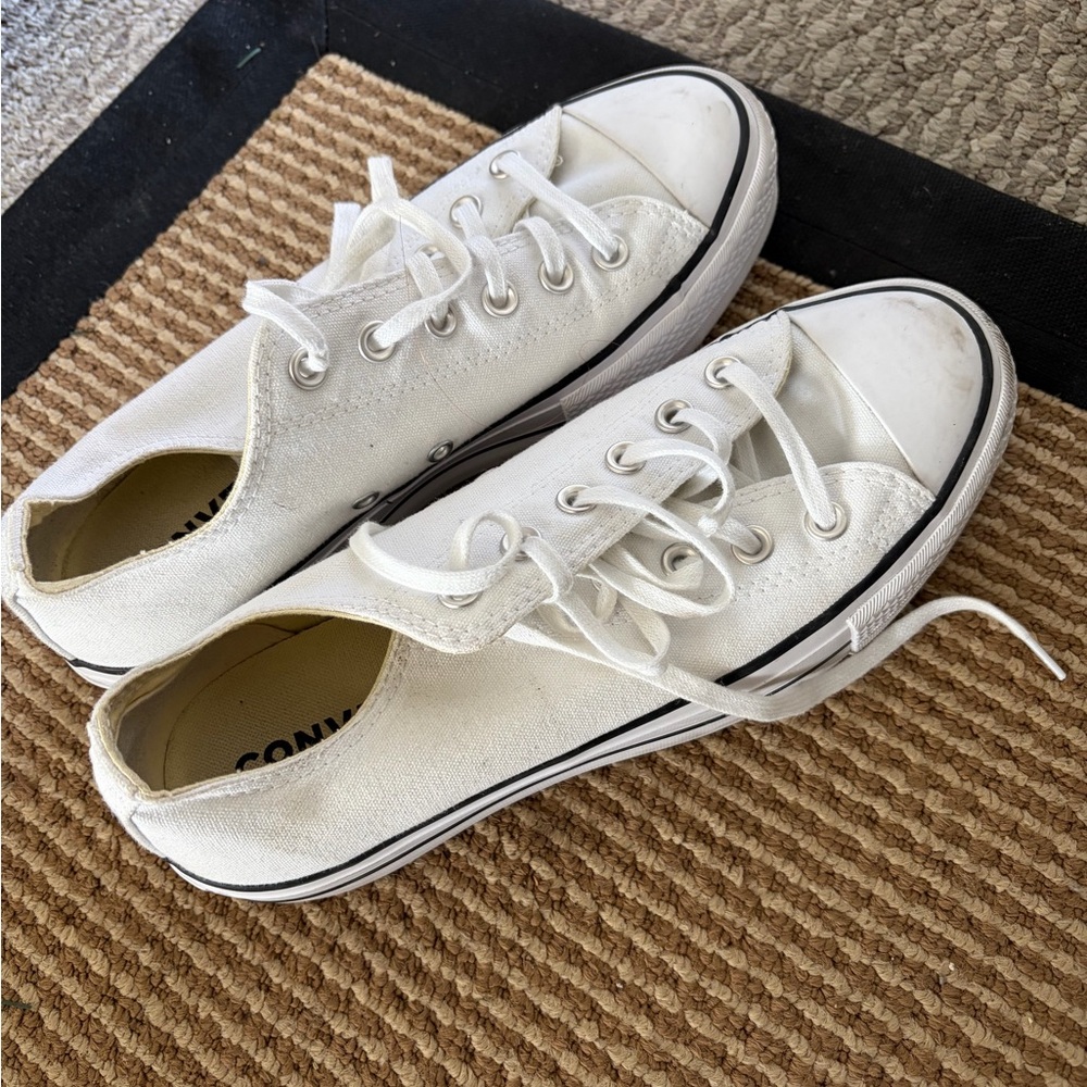 White Converse Sneaker, size 8.5 Women, like brand new